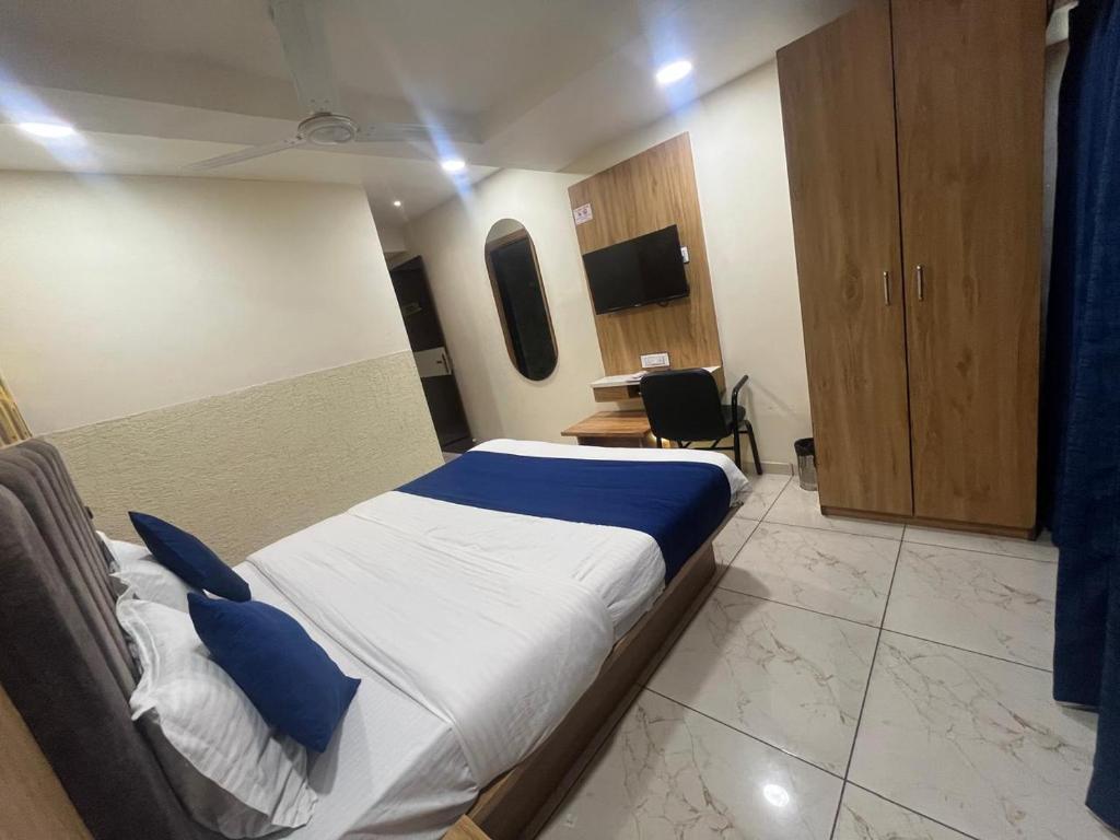 Postel nebo postele na pokoji v ubytování Hotel Mahaveer