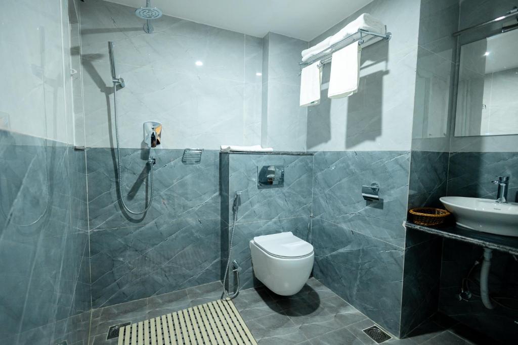 Koupelna v ubytování SRK Service Apartment And Hotel