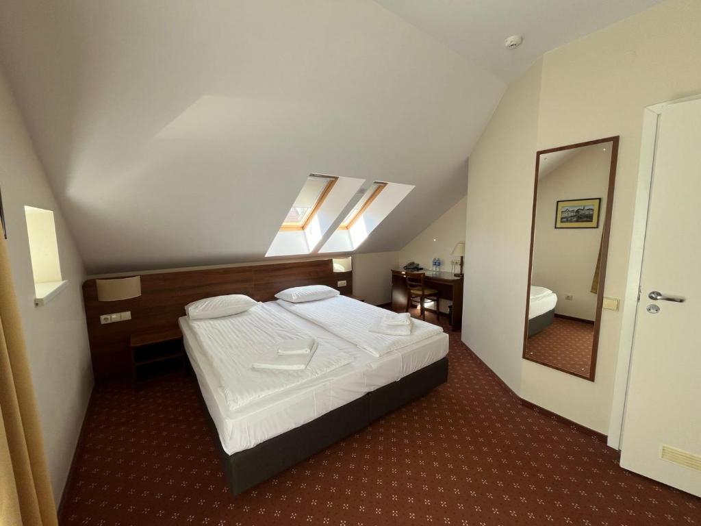 Postel nebo postele na pokoji v ubytování Memel Hotel