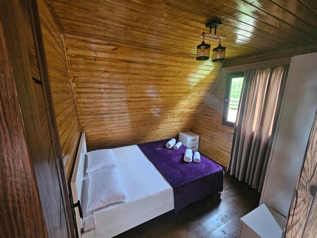 科布列季Seaside Cottage Buknari的一间木屋里有一张床的卧室