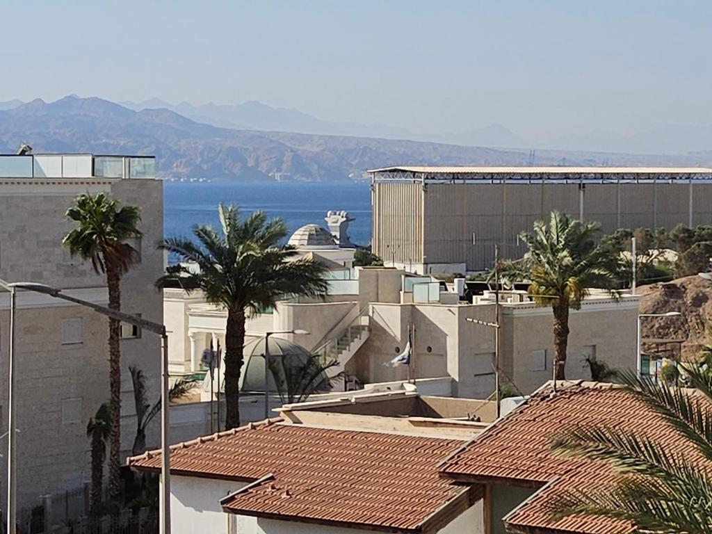 Blick auf eine Stadt mit Gebäuden und Palmen in der Unterkunft shohamseaview in Eilat
