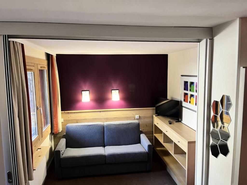 un salon avec un canapé et une télévision dans l'établissement Résidence Plagne Lauze - maeva Home - Studio 4 Personnes - Sélection MAE-3554, à Mâcot La Plagne
