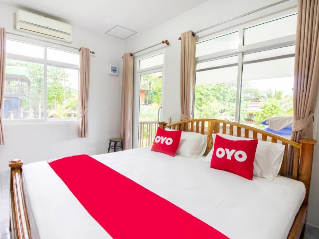 Postel nebo postele na pokoji v ubytování OYO 999 Baan Pak Rom Ruen