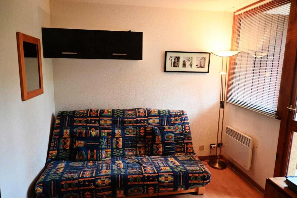 - une chambre avec un lit et une lampe dans l'établissement Résidence Michailles - En centre station et proche des pistes MAE-1794, à Peisey-Nancroix