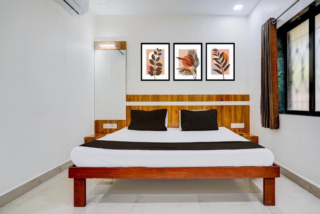 Postel nebo postele na pokoji v ubytování Hotel O Shree Prabhat