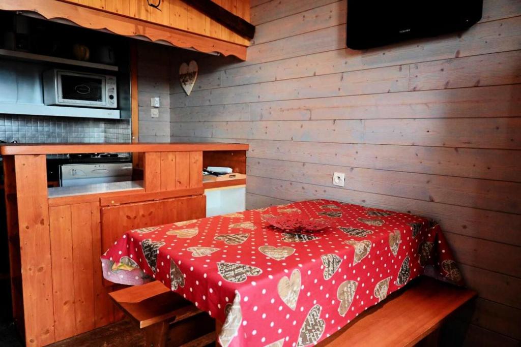 małą kuchnię ze stołem z czerwoną tkaniną w obiekcie Résidence Arc En Ciel - Appartement 3 pièces 6 personnes à Vallandry en centre station et à côté des pistes MAE-2047 w mieście Peisey-Nancroix
