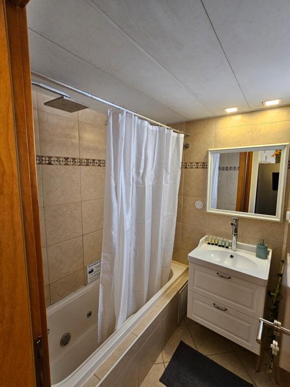 Koupelna v ubytování shohamseaview
