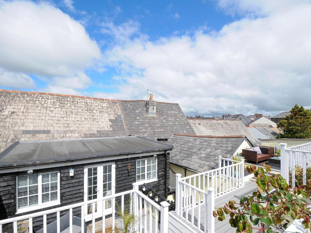 une maison avec un balcon blanc et un bâtiment dans l'établissement Stone's Throw Cottage, à Launceston