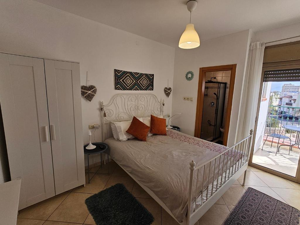 Postel nebo postele na pokoji v ubytování shohamseaview