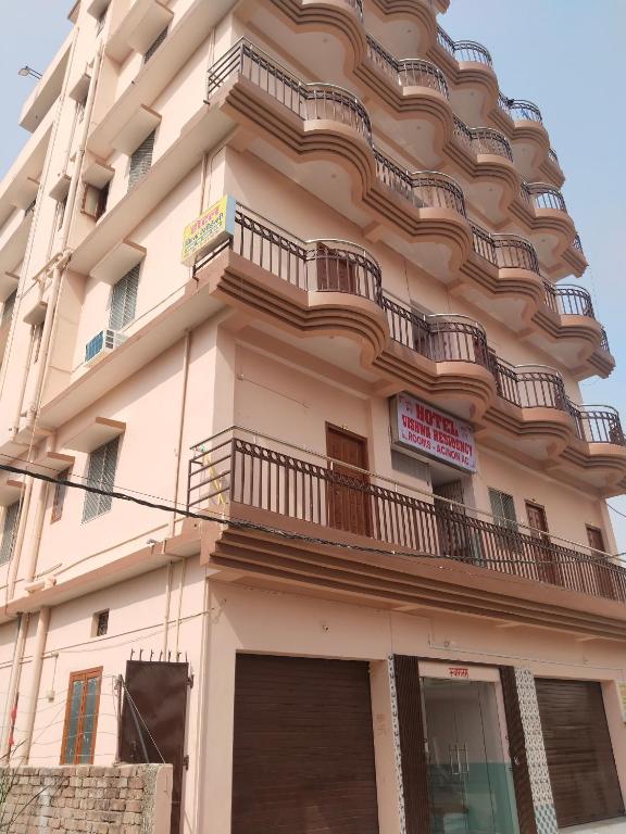 巴特那Hotel Vishwa Residency的侧面有阳台的建筑