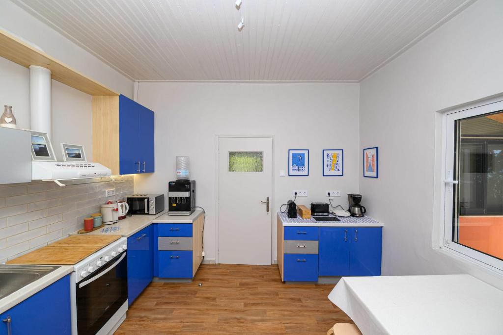 Kuchyň nebo kuchyňský kout v ubytování Salty Noses Beach House Paradise Perfect for Families