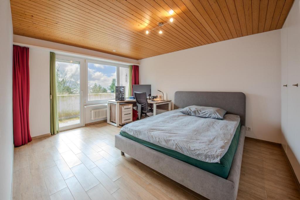 Postel nebo postele na pokoji v ubytování Chez Sabine - la vie en couleurs