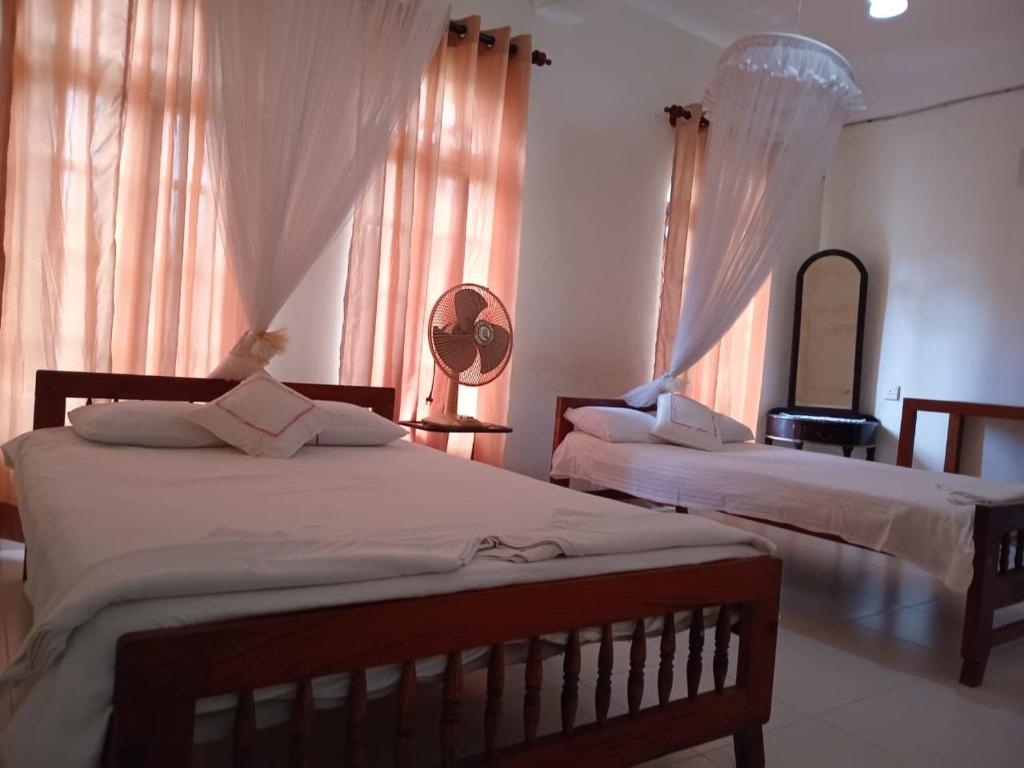 Postel nebo postele na pokoji v ubytování Ajanthas' Homestay
