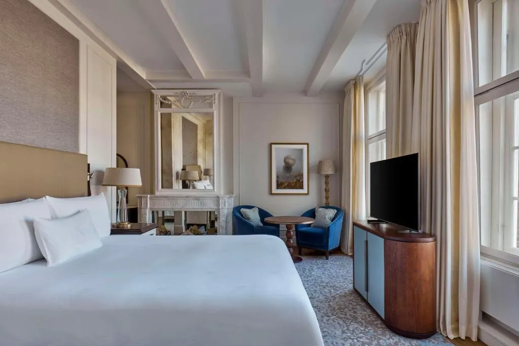 One-Bedroom King Suite with Canal View