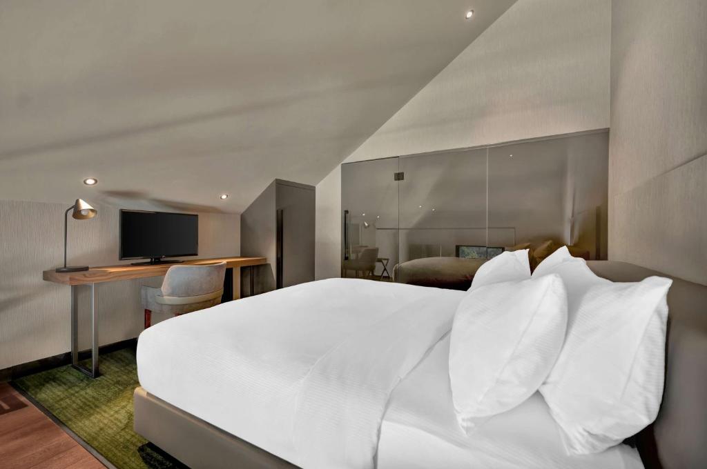Cama ou camas em um quarto em Hilton Porto Gaia