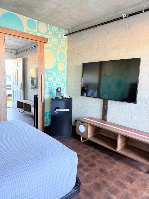 TV a/nebo společenská místnost v ubytování The Alice Hotel