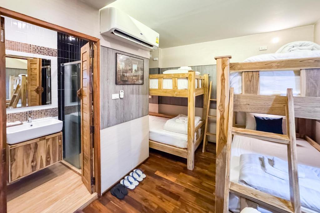 
Deluxe Quadruple Room
