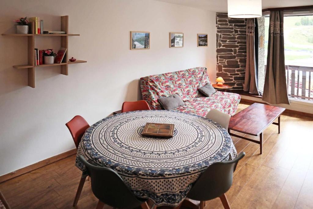 un salon avec une table et un canapé dans l'établissement Résidence Les Cembros - E205 LES CEMBROS 1650 MAE-3971, aux Orres