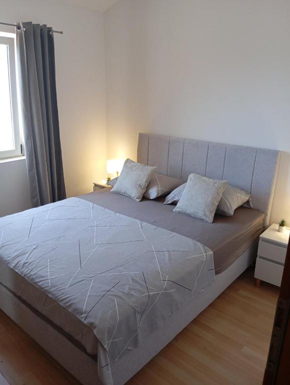 Łóżko lub łóżka w pokoju w obiekcie Apartment Flowers