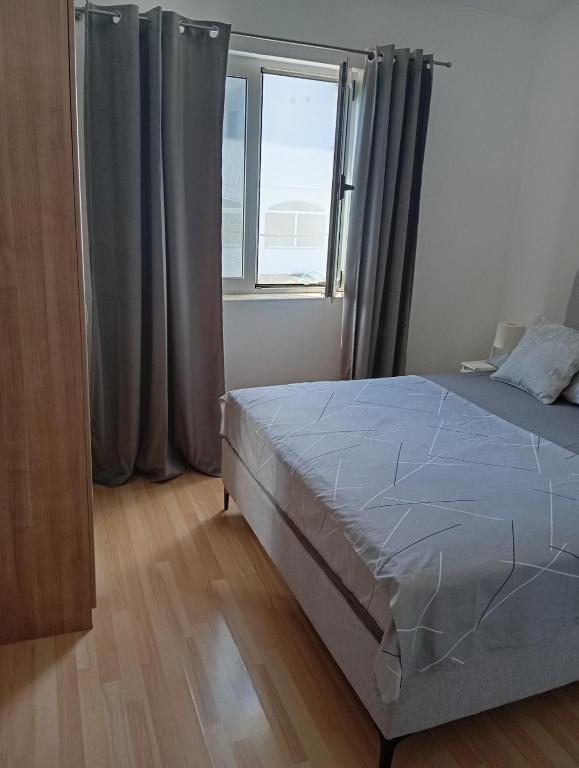 Łóżko lub łóżka w pokoju w obiekcie Apartment Flowers