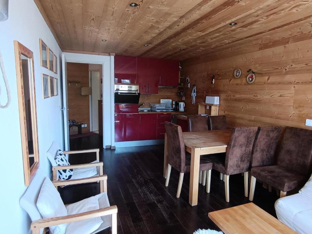 Kuchyňa alebo kuchynka v ubytovaní Résidence Loubatiere - Superbe appartement type chalet 4 à 6 personnes proches des pistes MAE-8364