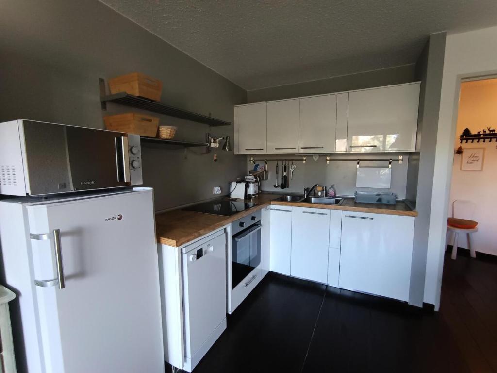 Kuchyňa alebo kuchynka v ubytovaní Résidence Loubatiere - Grand appartement 4 pers., balcon plein soleil avec vue, parking, très proche pistes MAE-8694