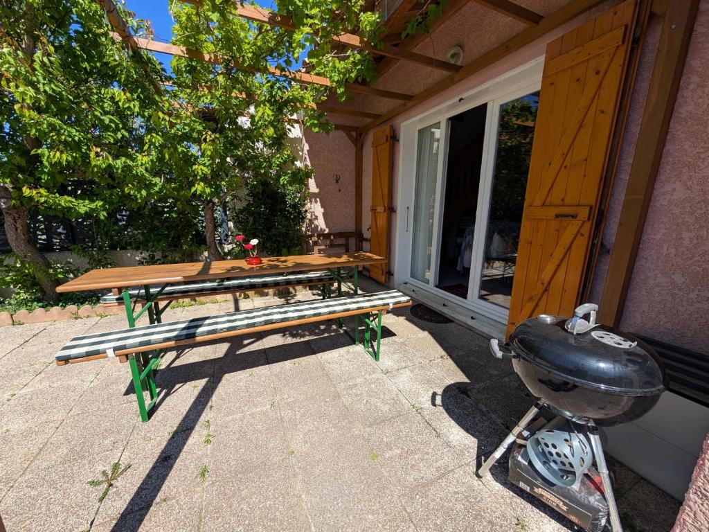 - une table de pique-nique et un barbecue sur la terrasse dans l'établissement Villa Cosy T2, 600m Plage, Climatisation, Parking - FR-1-797-62, à Port-la-Nouvelle