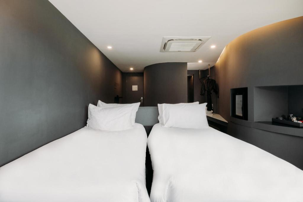 Hotel Tide Phuket Beachfront photo