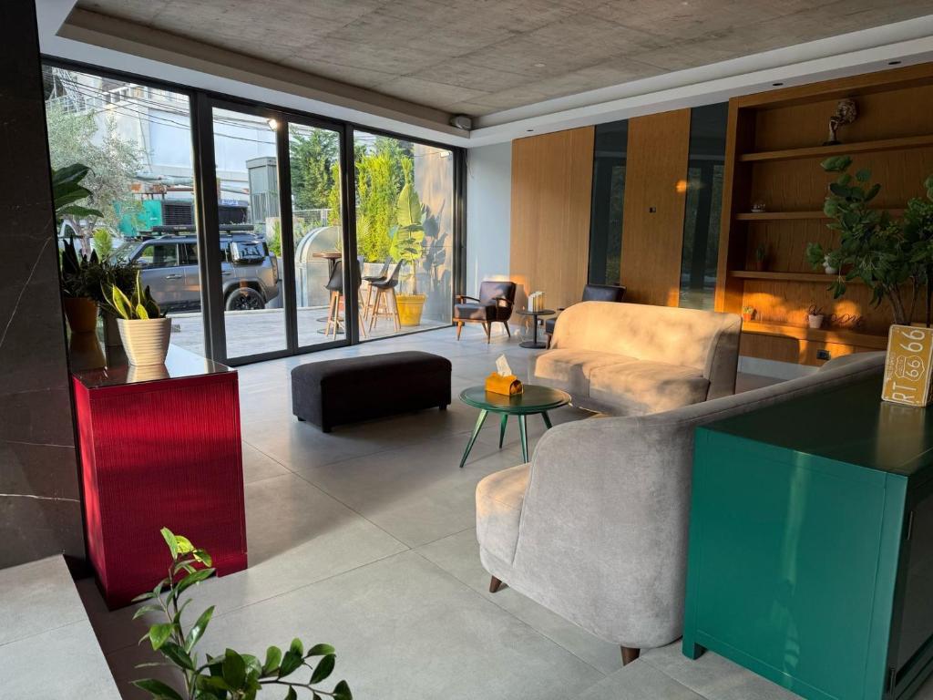 Posezení v ubytování Shade Suites & Studios