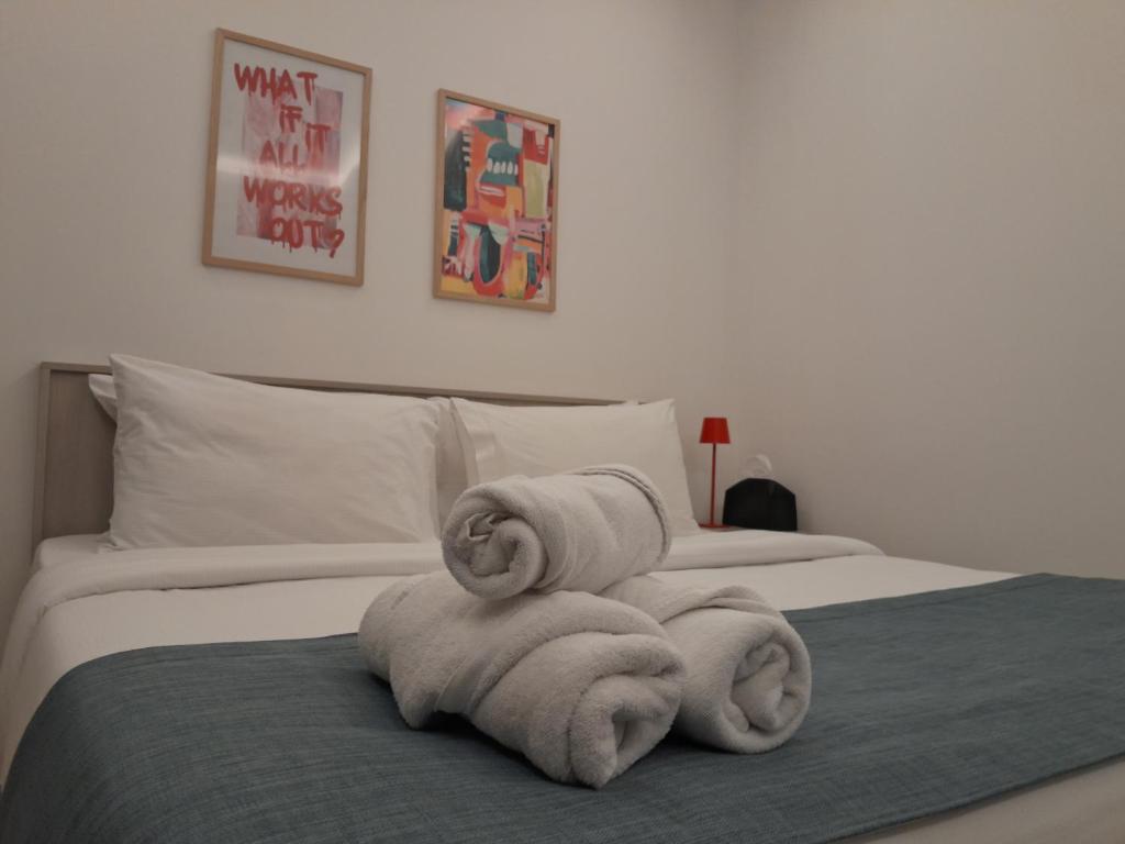 Postel nebo postele na pokoji v ubytování Shade Suites & Studios