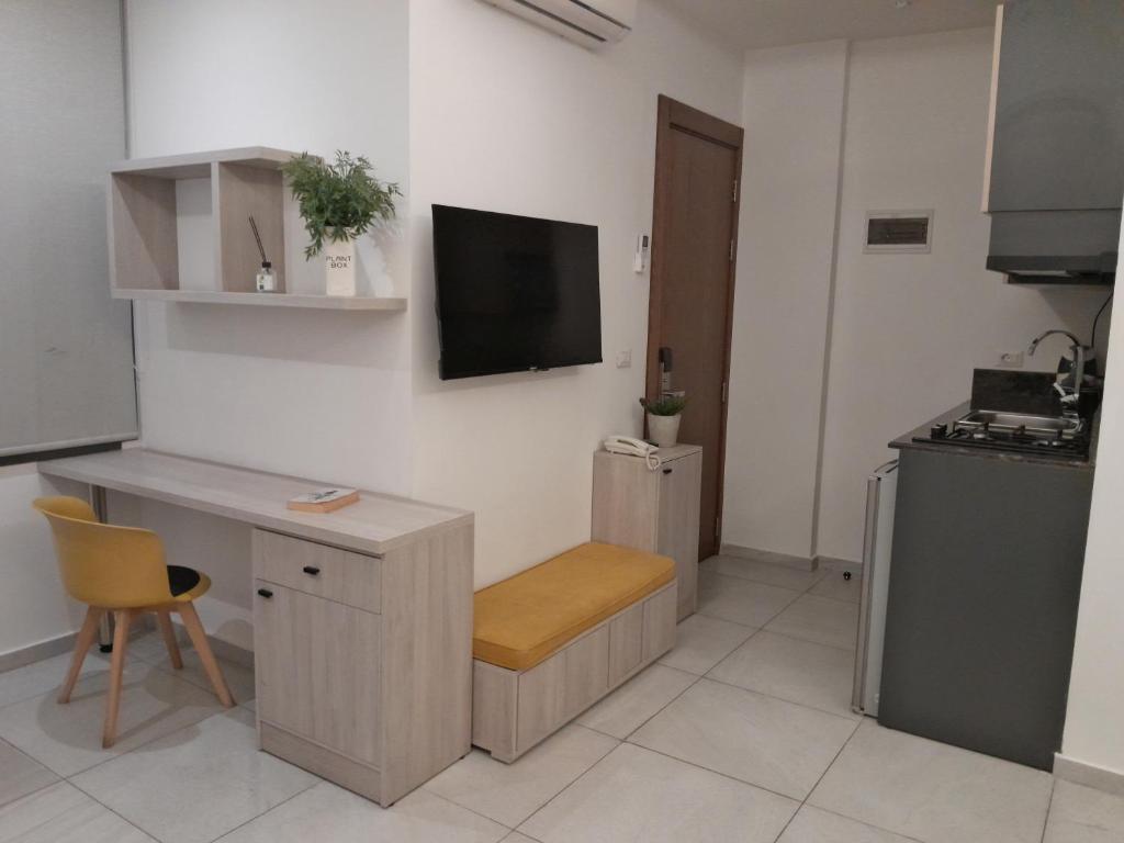 Kuchyň nebo kuchyňský kout v ubytování Shade Suites & Studios