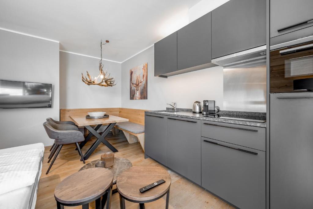 AlpenParks Hotel & Apartment Arlberg Warth mit Pool - 5