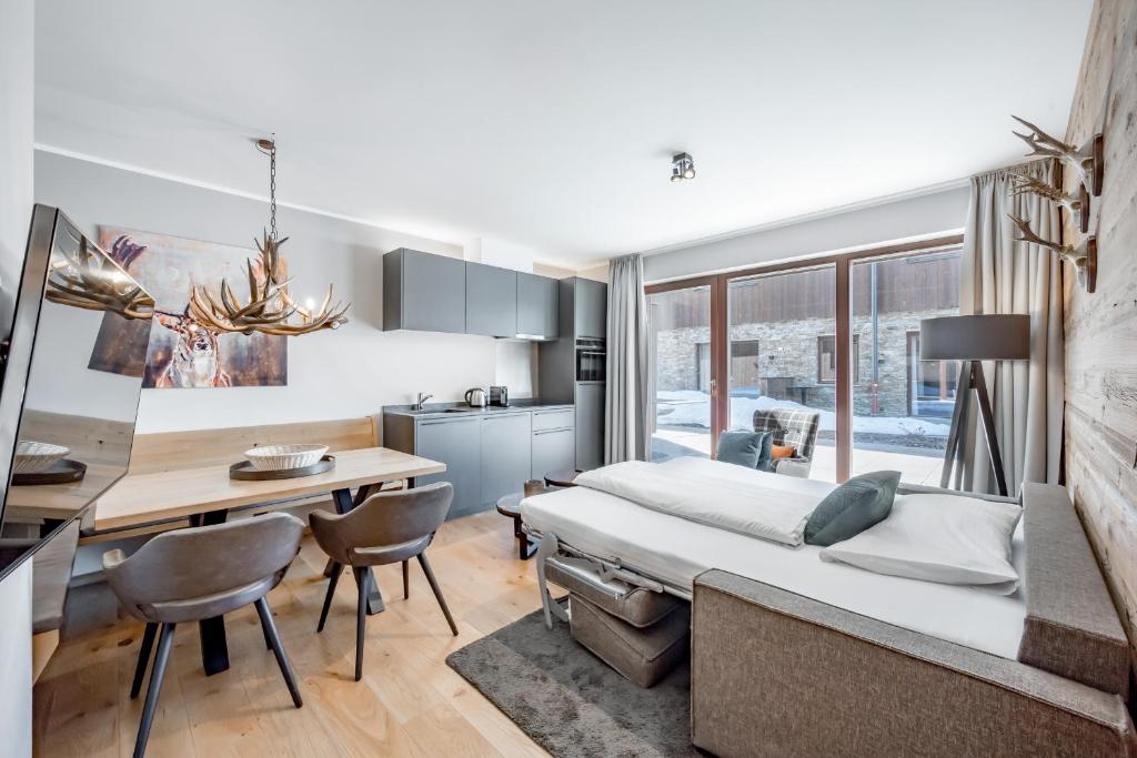 AlpenParks Hotel & Apartment Arlberg Warth mit Pool - 4