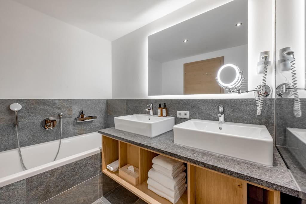 AlpenParks Hotel & Apartment Arlberg Warth mit Pool - 2