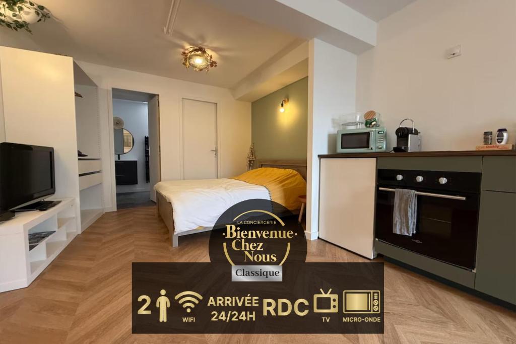 une chambre avec un lit et un panneau indiquant que le chef du réfrigérateur travaille comme champion dans l'établissement Appartement cosy - Clermont-Fd - 2 J Girod, à Clermont-Ferrand