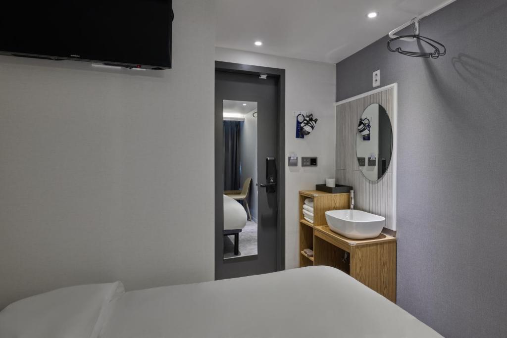 Postel nebo postele na pokoji v ubytování L hostel