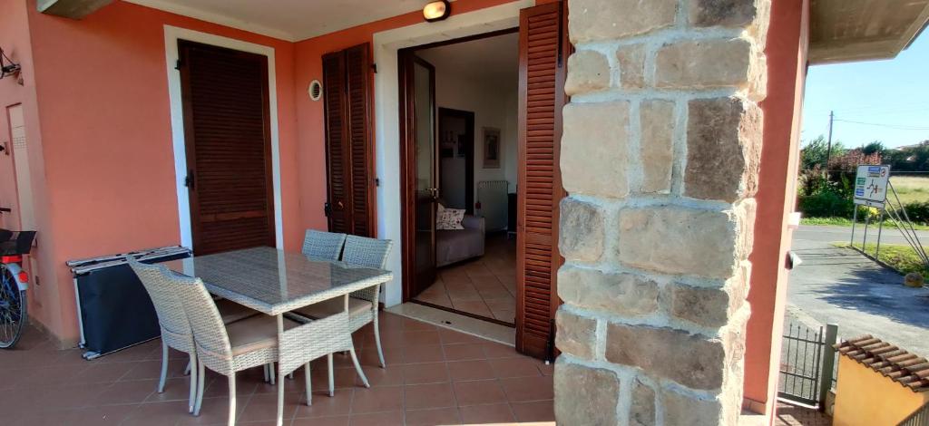 Il dispose d'une terrasse avec une table et des chaises. dans l'établissement Villa Lago 5, à Sirmione