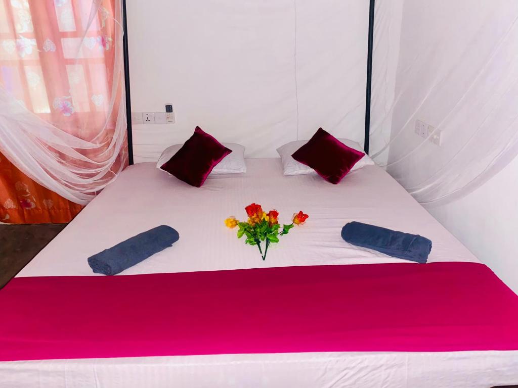 Postel nebo postele na pokoji v ubytování Aira Bay Resort Arugambay