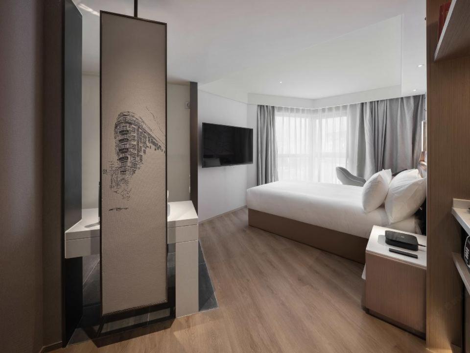 Postel nebo postele na pokoji v ubytování Holiday Inn Shanghai Huaxia by IHG - overlooking city scenery at Sky View Restaurant
