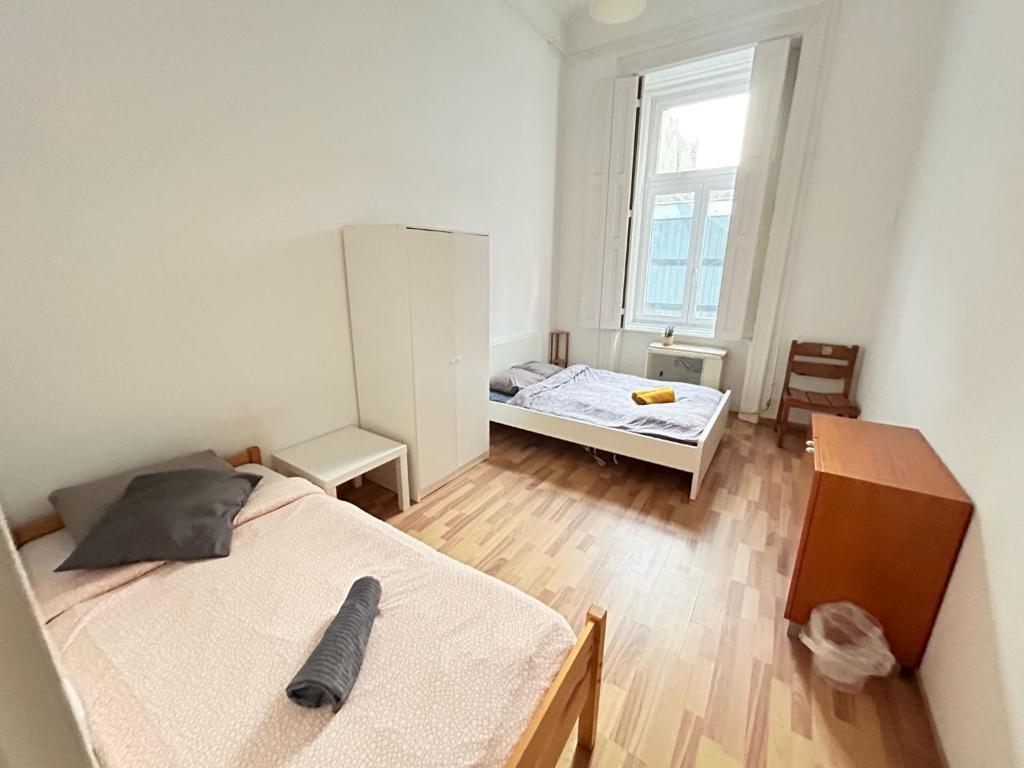 Postel nebo postele na pokoji v ubytování Ligeti Ruin Hostel