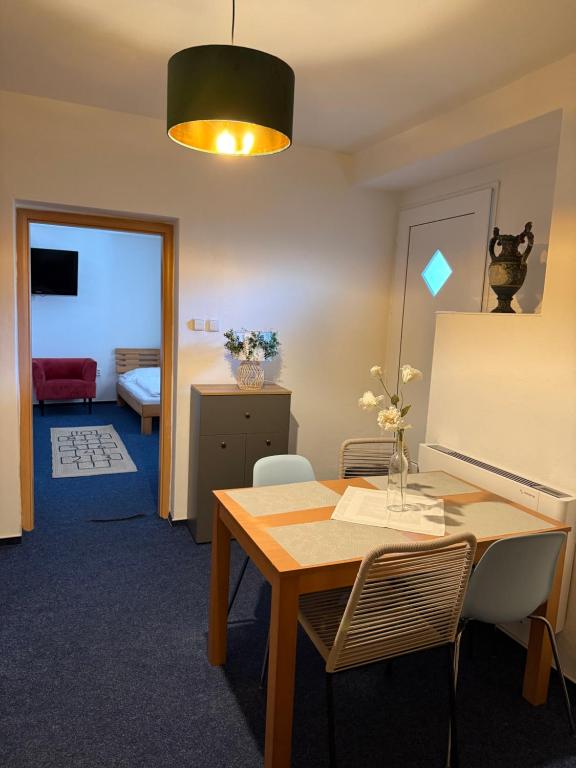 Postel nebo postele na pokoji v ubytování Mikulov Inn - hotel Zeme