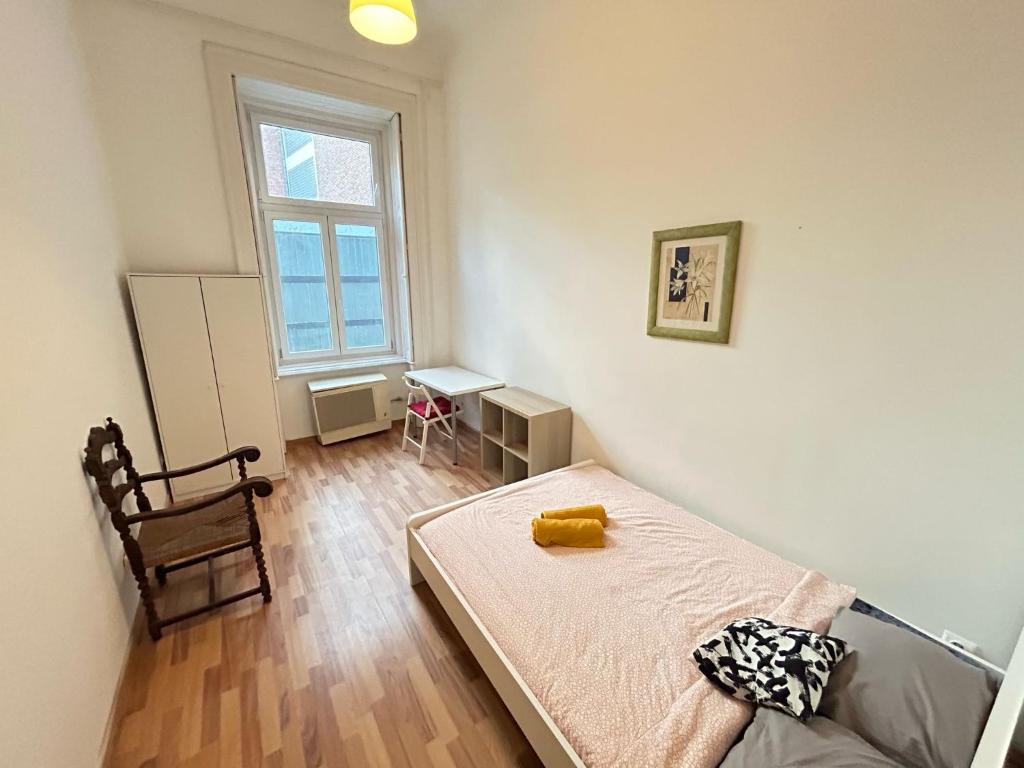 Postel nebo postele na pokoji v ubytování Ligeti Ruin Hostel