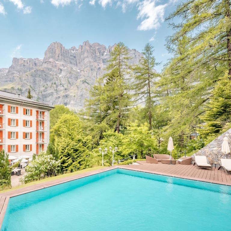 Vista generica sulle montagne o vista sulle montagne dall'interno dell'hotel