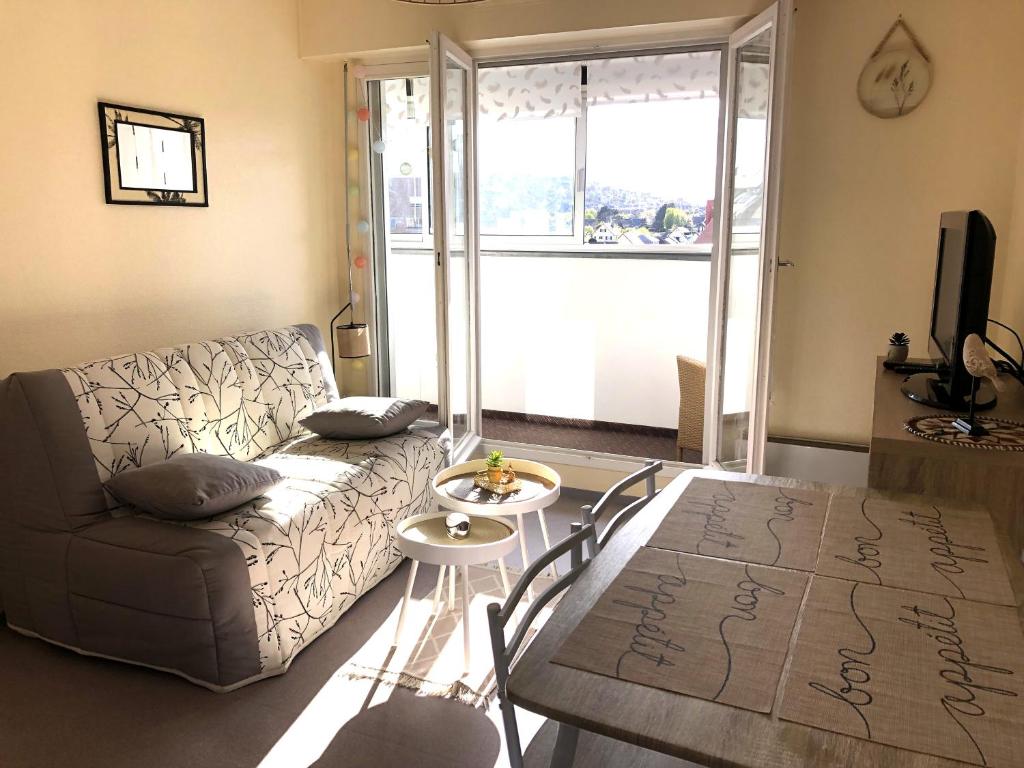 un salon avec un canapé et une table dans l'établissement Super Deauville, à Villers-sur-Mer