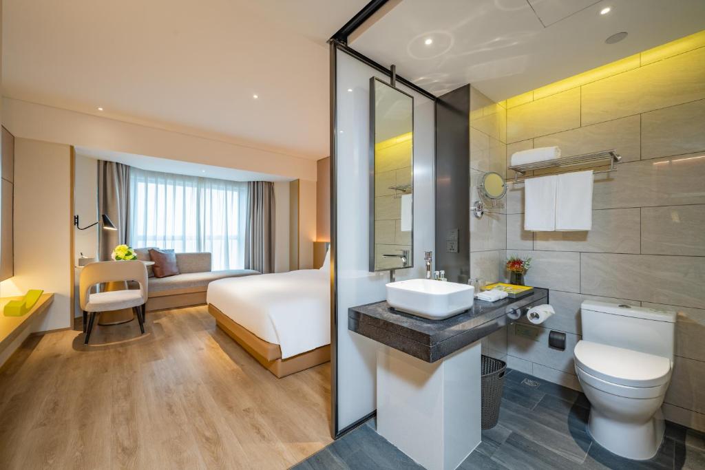 Koupelna v ubytování Holiday Inn Shanghai Huaxia by IHG - overlooking city scenery at Sky View Restaurant