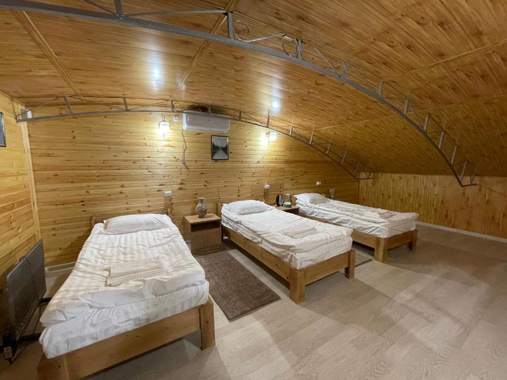 Una cama o camas en una habitación de Guest house Amirhan