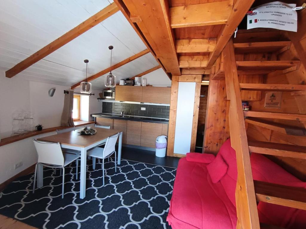 un salon avec une table et une cuisine dans l'établissement Saint Roch Chalet - Superbe appartement cosy, 4 pers, dans le village, plein sud. MAE-3641, à Montgenèvre