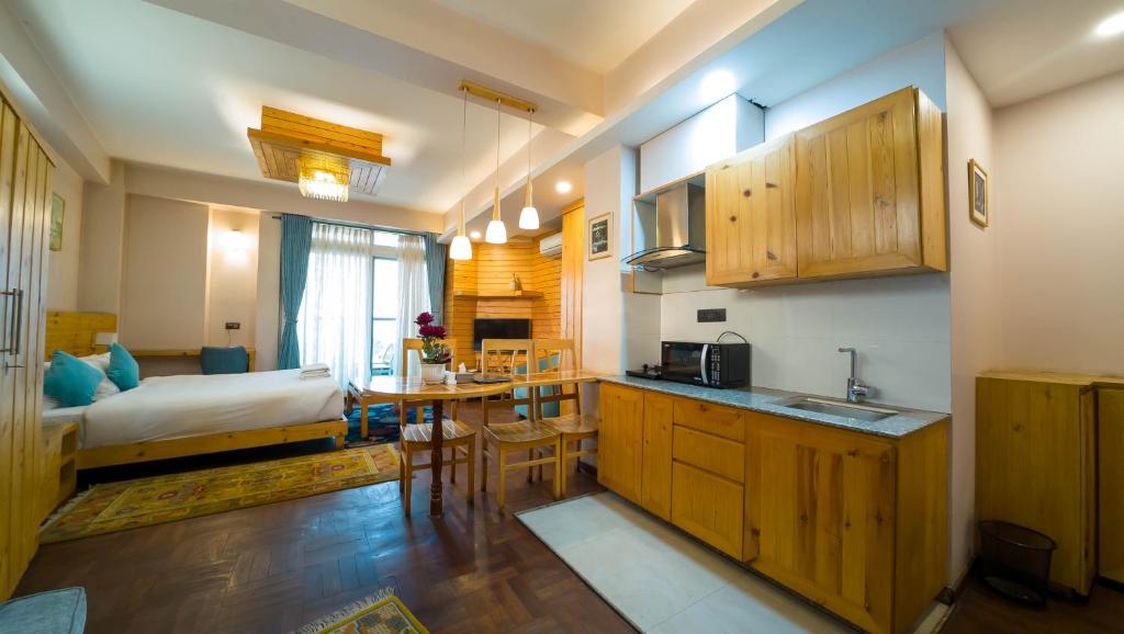 Kuchyň nebo kuchyňský kout v ubytování Lalit Service Apartment