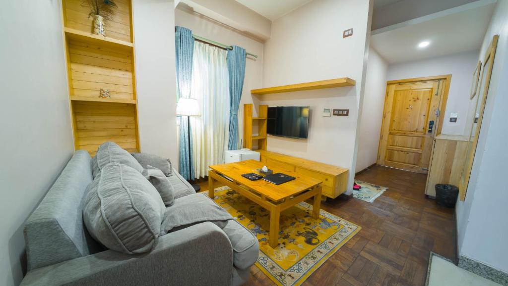 TV a/nebo společenská místnost v ubytování Lalit Service Apartment