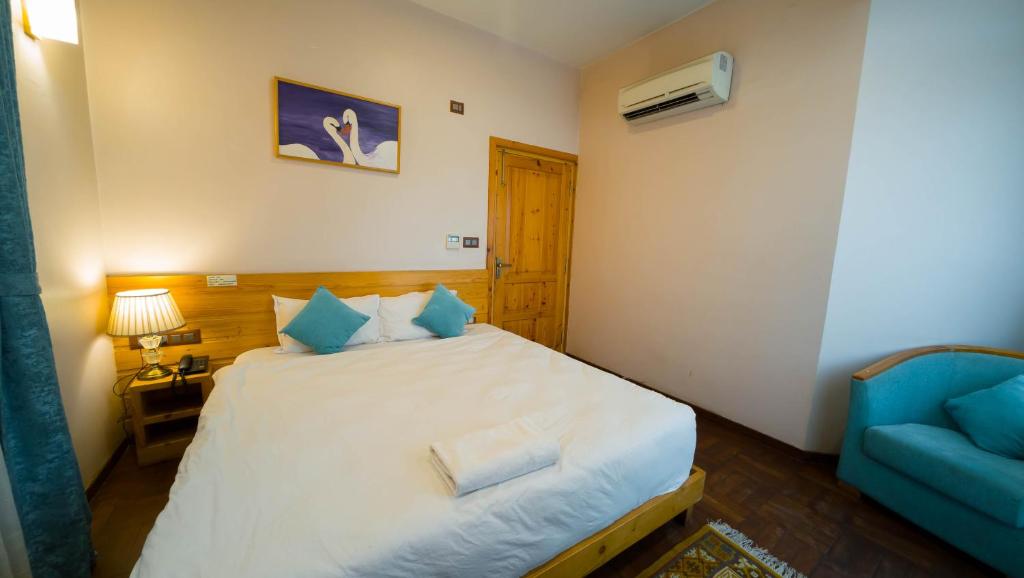 Postel nebo postele na pokoji v ubytování Lalit Service Apartment